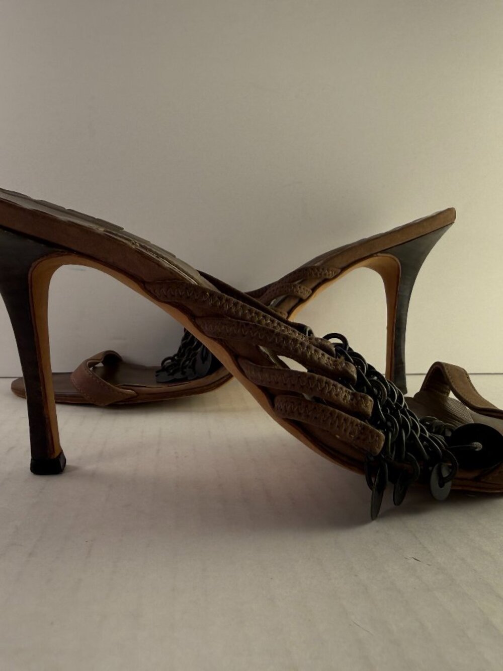 BROWN MANOLO BLAHNIK SUEDE SANDALS WITH METAL ACCENTS - Picture 5 of 8